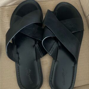 Universal thread black women’s sandal - size 8